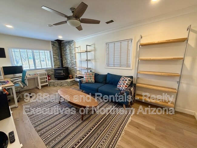 Building Photo - 1928 N Lynn Dr