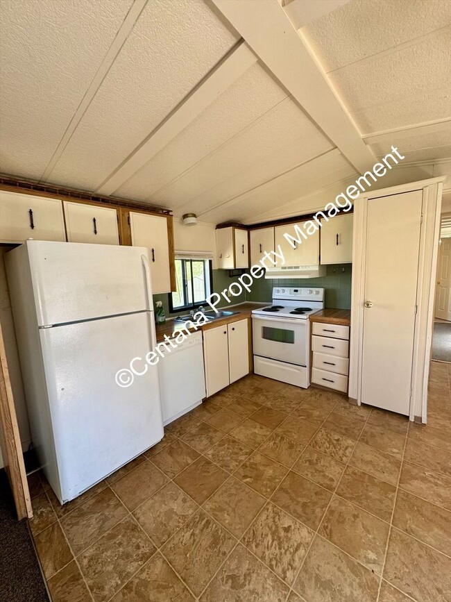 Building Photo - 3 Bedroom 2 Bath Home