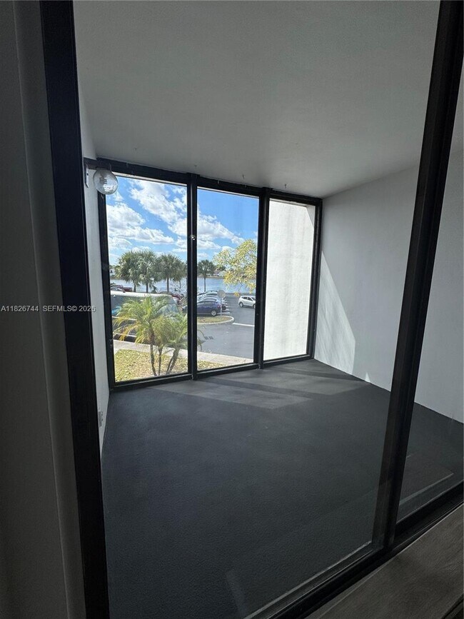 Building Photo - 213 Lake Pointe Dr