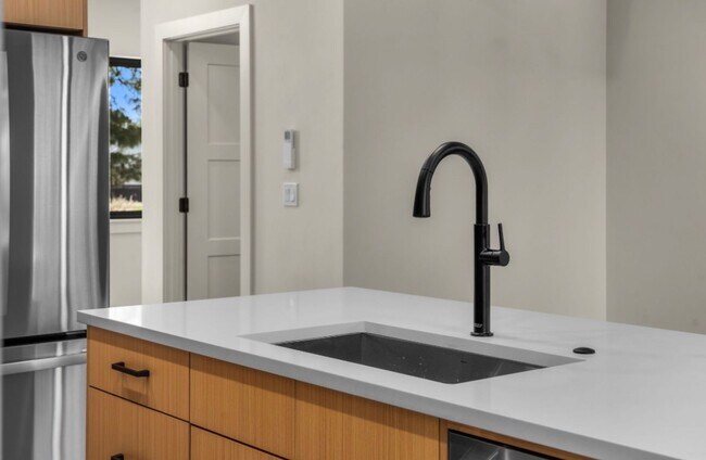 Building Photo - Gorgeous BRAND NEW Modern 2-bd/2-bath Condo in Redmond, OR!