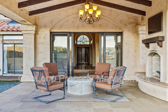 Building Photo - 493 Summerhill View