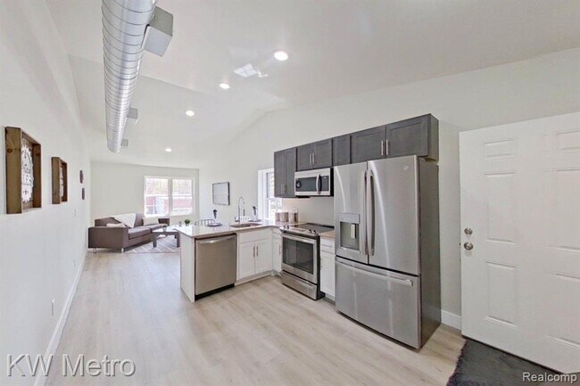 Building Photo - 695 Livernois St