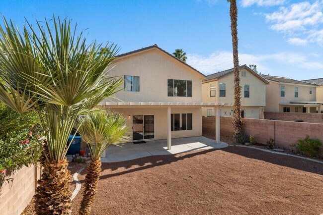 Building Photo - Beautiful 4 Bed 2.5 Bath Vaulted Ceilings,...
