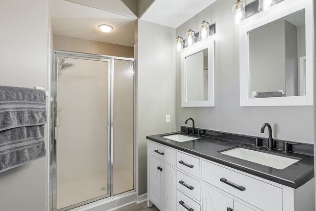 Building Photo - Beautiful Condo with Lake View