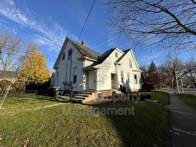 Building Photo - 1227 Lake Ave