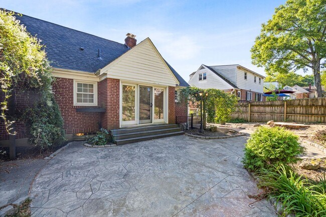 Building Photo - ANDERSON- Charming 4 bedroom 2 bath with f...