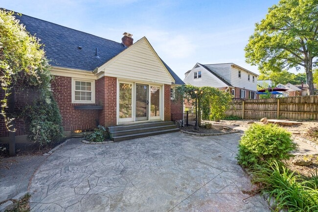 Building Photo - ANDERSON- Charming 4 bedroom 2 bath with fenced backyard
