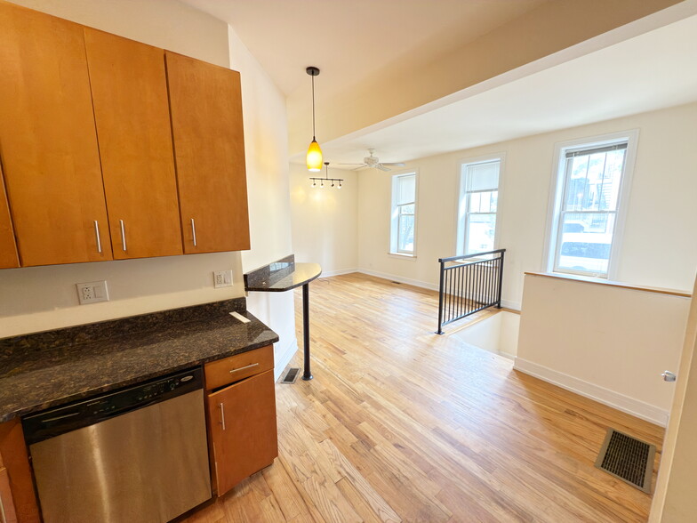 Building Photo - 2835 N Damen Ave