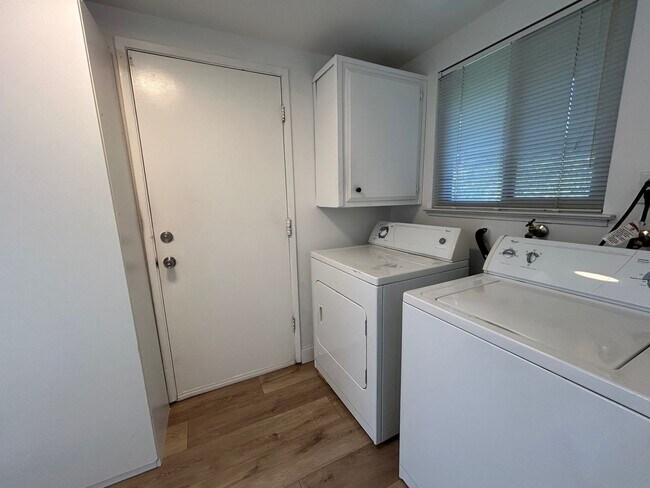 Building Photo - Spacious 4-Bedroom 2.5 Bath Single-Story H...