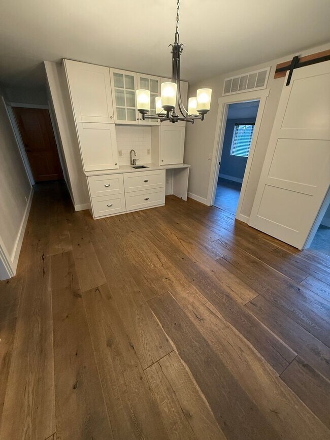 Building Photo - Downtown Craftsman, 3 Bedroom, Air Conditi...