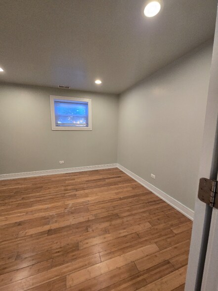 Building Photo - 2505 W Granville Ave