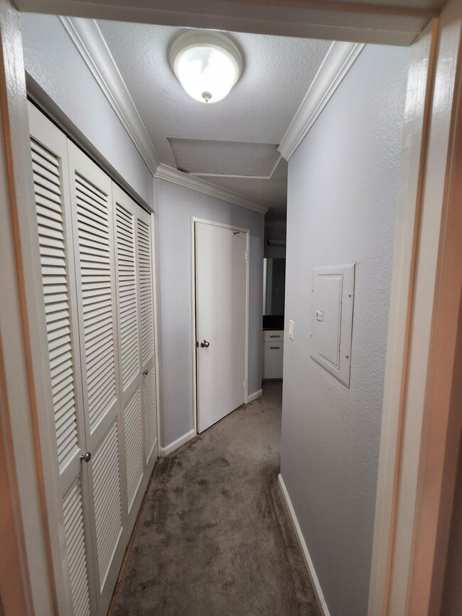 Building Photo - 2 Bedroom Upper Unit in UTC