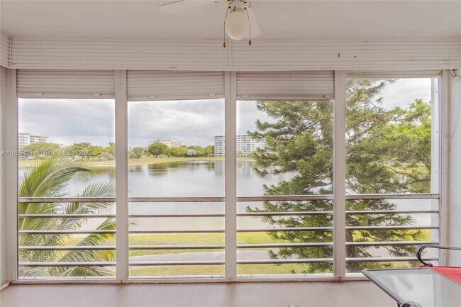Building Photo - 2751 N Palm Aire Dr