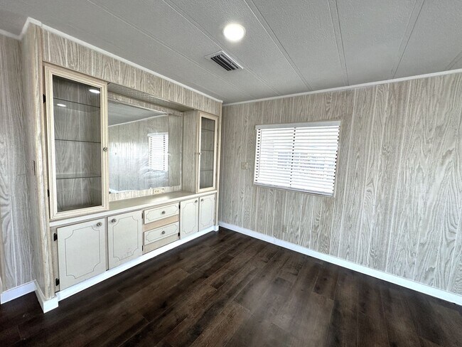 Building Photo - Stunning 2/2 Home in 55+ Leesure Village
