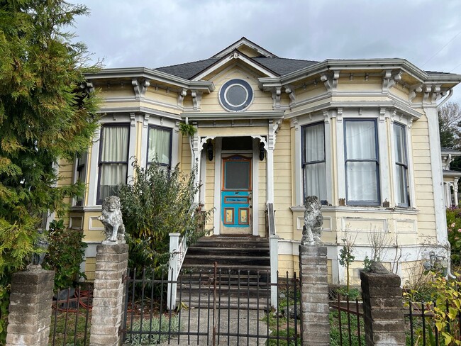 Building Photo - Blue Lake Victorian House