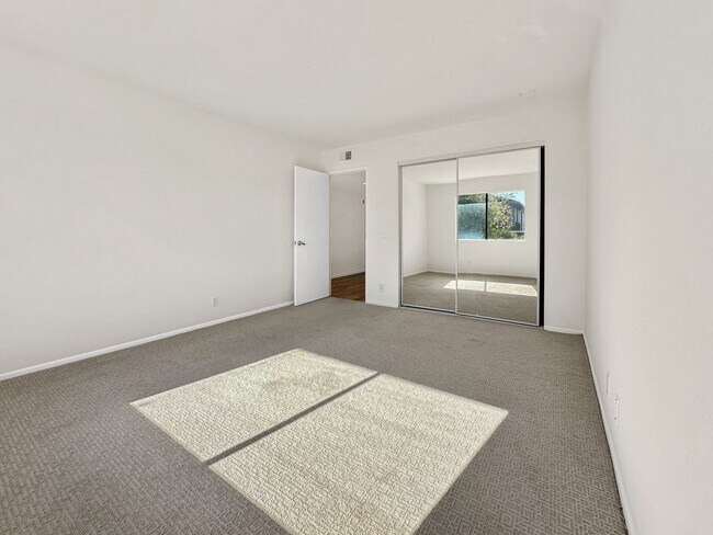 Building Photo - MON250