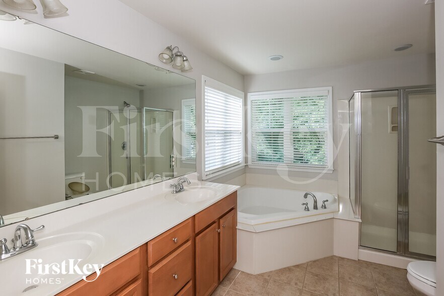 Building Photo - 12300 Backwater Dr