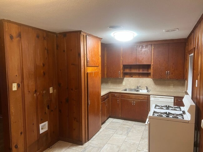 Building Photo - Charming 3 Bed 1 Bath Home