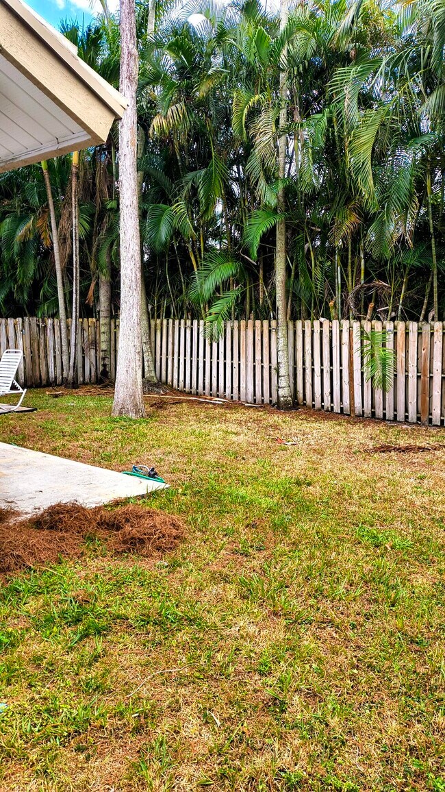 Building Photo - 1170 Staghorn St