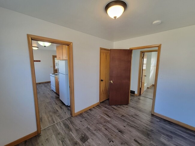 Building Photo - 3 Bedroom House with Large Garage