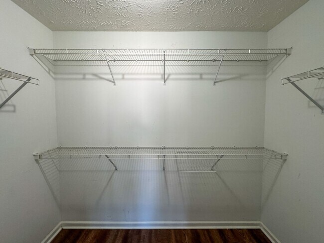 Building Photo - Charming 3 Bed 2 Bath Home with Fenced Backyard