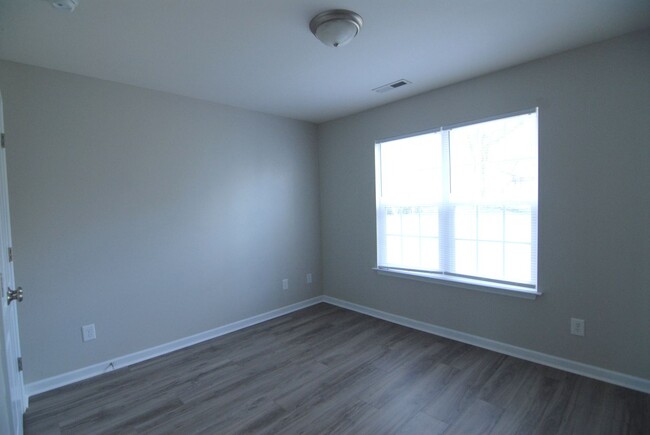 Building Photo - Immaculate maintained 3 bedroom 2 bathroom...