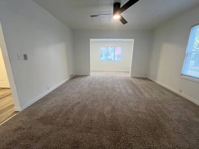 Building Photo - 4 Bed/1.5 Bath Rental Home in Central Sioux Falls!