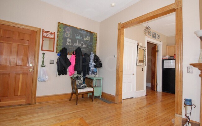 Building Photo - 2533 Lyndale Ave S
