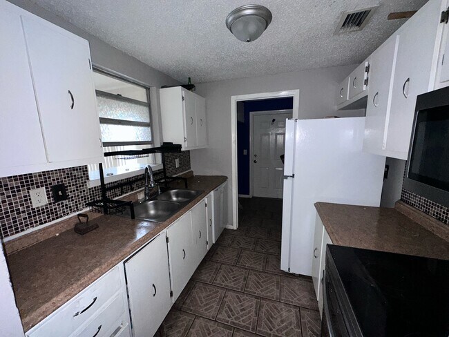 Building Photo - 263 Almansa Rd