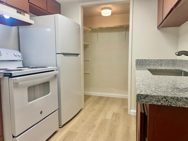 Building Photo - 1645 Pyrenees Ave