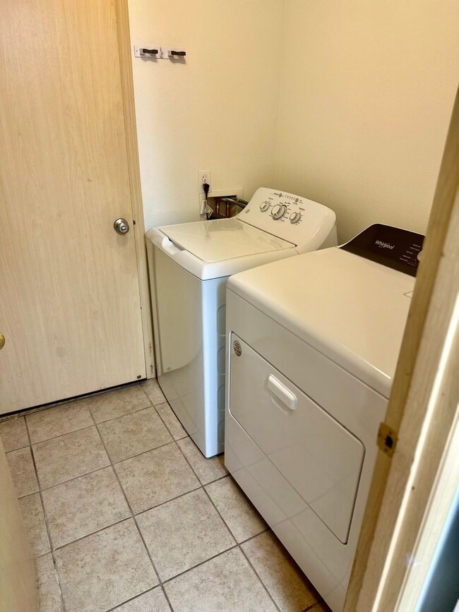 Building Photo - 3bed/2.5 bath home available NOW! Pet frie...