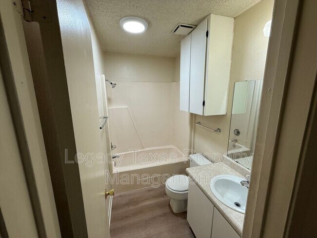 Building Photo - 1700 Short St