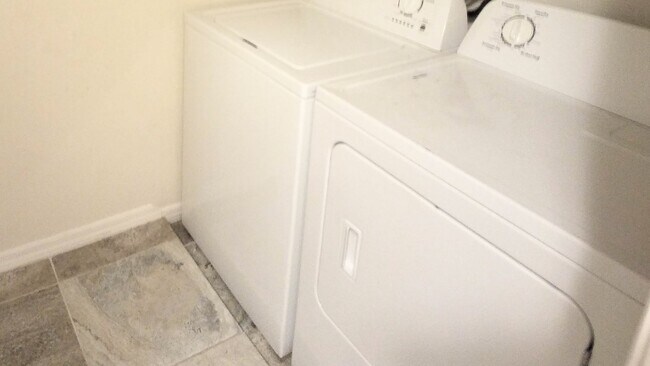 Building Photo - FOR RENT! Beautiful 2/2 Winter Park  Pool View Condo  in front of Full Sail!