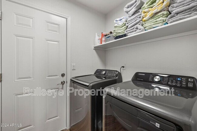 Building Photo - 3402 E Menadota Dr