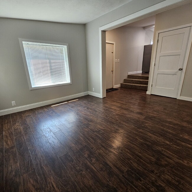 Building Photo - Duplex - 2 Bedroom, 2 Full Bathrooms and a...