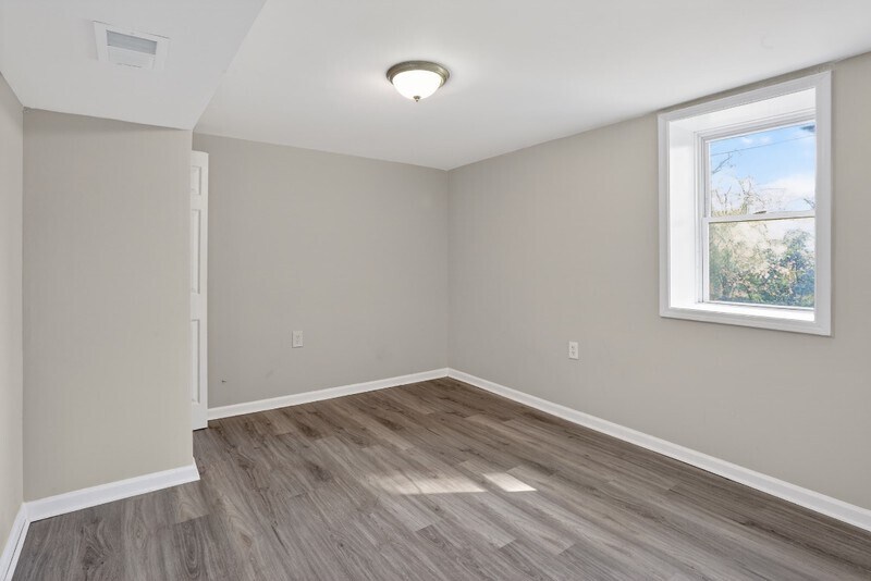 Building Photo - 586 Oakside Dr SW