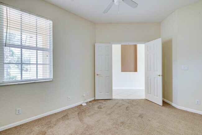 Building Photo - 688 Stanford Ln