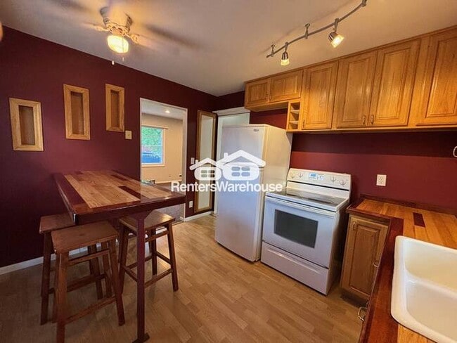 Building Photo - Clean, Quiet, and Updated – 3BR Bloomingto...