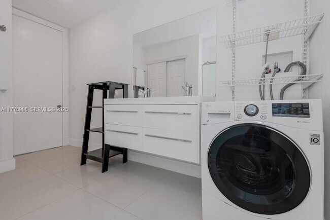 Building Photo - 2301 Collins Ave