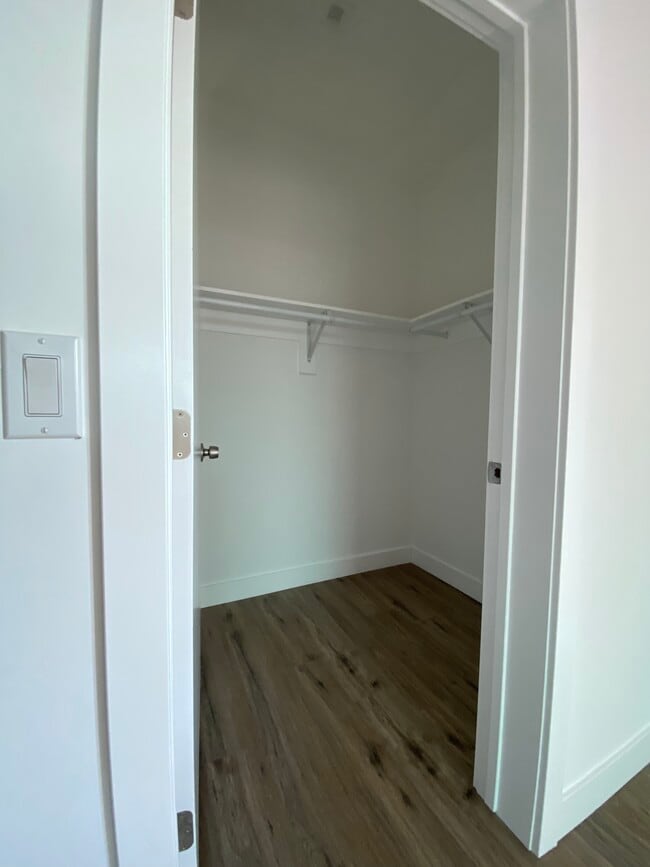 Building Photo - 4574 Oakwood Ave