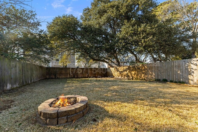 Building Photo - 9515 15th Bay St