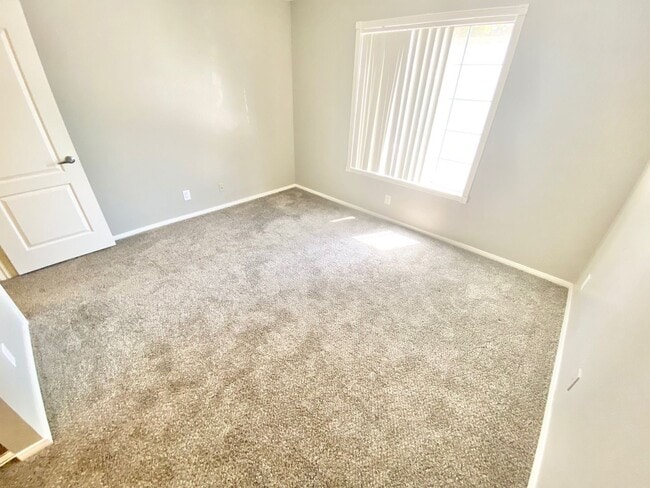 Building Photo - ADORABLE GATED CONDO LOCATED IN A GATED CO...