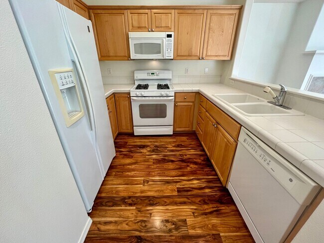 Building Photo - Amazing 3-Bedroom 2.5-Bathroom Townhouse i...