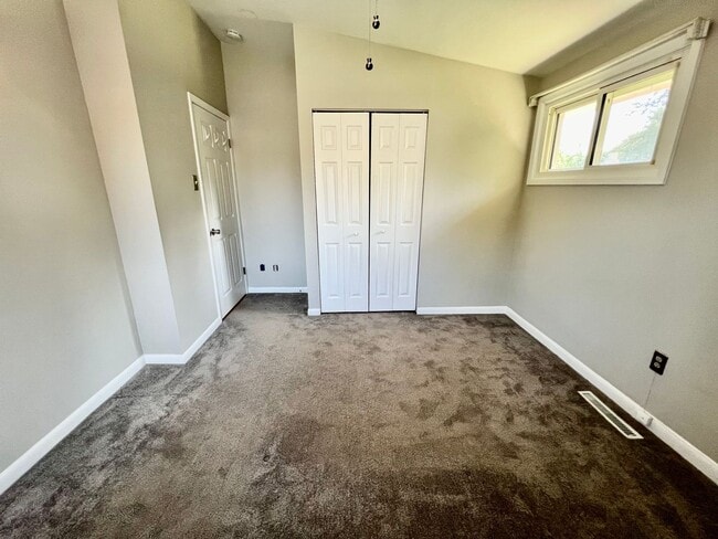 Building Photo - 3-Bedroom Home In Laurel Manor - Fenced Ba...