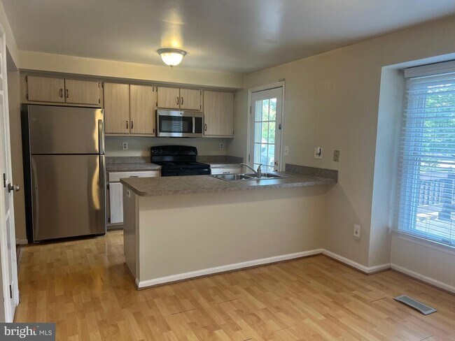 Building Photo - 8008 Broken Reed Ct