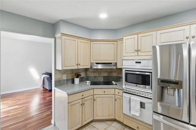 Building Photo - 12 White Oak Bend