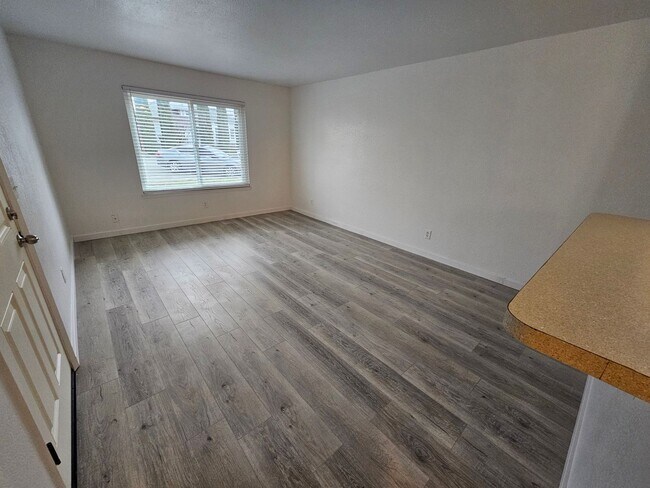 Building Photo - Downstairs 1 Bedroom 1 Bath Apartment in Orland!