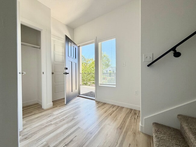 Building Photo - 3 Bed + 2.5 Bath Townhome w/ Garage, Storage & Dogs Allowed Near Jordan Landing