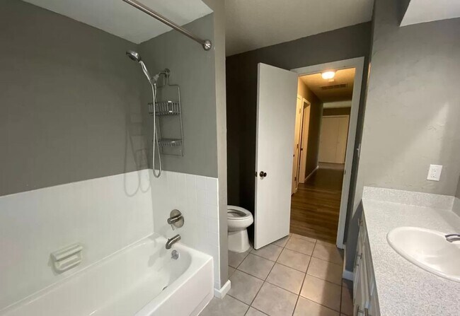 Building Photo - Lovely 3 bedroom, 2 bathroom house for ren...