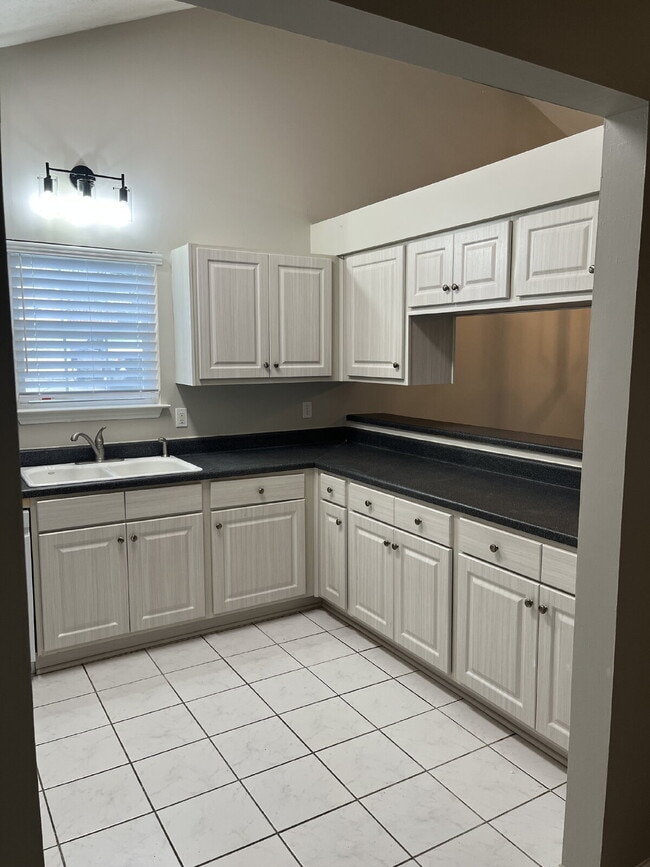 Building Photo - 135 Lake Chateau Dr